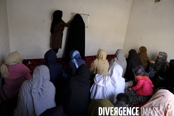 Écoles secrètes clandestines pour jeunes filles sous les talibans de Kaboul. Underground secret schools for young girls under the Taliban Kabul.  Taliban have painted outside wall of the abandoned US Embassy Taliban white flag Kabul.