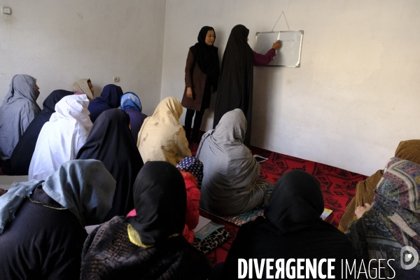 Écoles secrètes clandestines pour jeunes filles sous les talibans de Kaboul. Underground secret schools for young girls under the Taliban Kabul.  Taliban have painted outside wall of the abandoned US Embassy Taliban white flag Kabul.