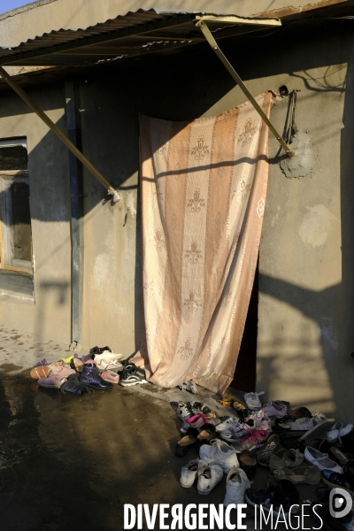 Écoles secrètes clandestines pour jeunes filles sous les talibans de Kaboul. Underground secret schools for young girls under the Taliban Kabul.  Taliban have painted outside wall of the abandoned US Embassy Taliban white flag Kabul.