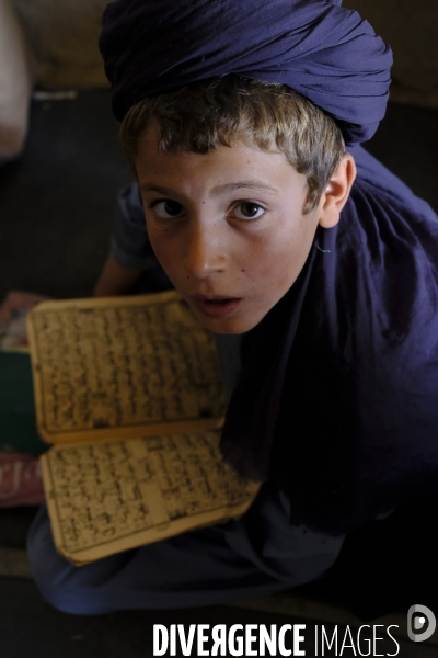 Des garçons et des filles afghans llire le Coran, le livre sacré de l islam, à la madrasa de Kandahar. Afghan boys and girls read Quran, Islam s holy book, at madrasa in Kandahar.