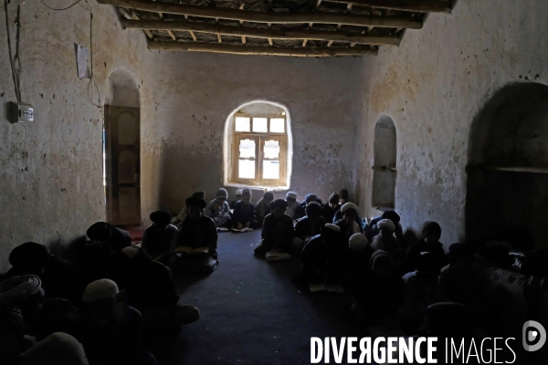 Des garçons et des filles afghans llire le Coran, le livre sacré de l islam, à la madrasa de Kandahar. Afghan boys and girls read Quran, Islam s holy book, at madrasa in Kandahar.