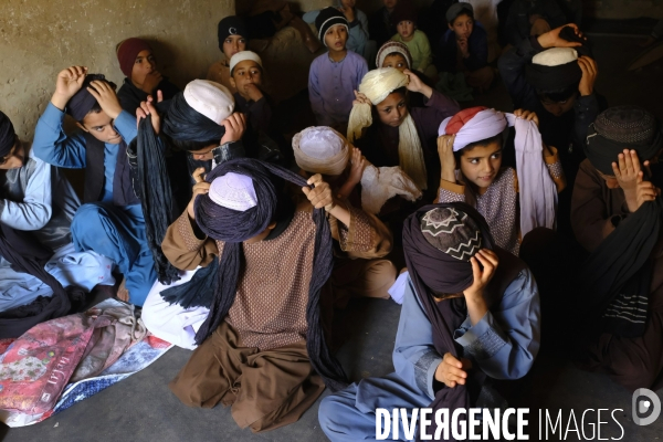Des garçons et des filles afghans llire le Coran, le livre sacré de l islam, à la madrasa de Kandahar. Afghan boys and girls read Quran, Islam s holy book, at madrasa in Kandahar.