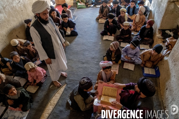 Des garçons et des filles afghans llire le Coran, le livre sacré de l islam, à la madrasa de Kandahar. Afghan boys and girls read Quran, Islam s holy book, at madrasa in Kandahar.