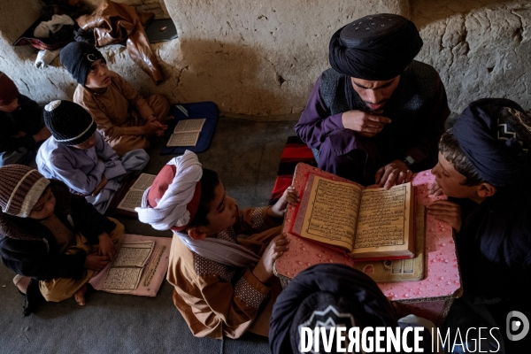 Des garçons et des filles afghans llire le Coran, le livre sacré de l islam, à la madrasa de Kandahar. Afghan boys and girls read Quran, Islam s holy book, at madrasa in Kandahar.