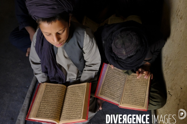 Des garçons et des filles afghans llire le Coran, le livre sacré de l islam, à la madrasa de Kandahar. Afghan boys and girls read Quran, Islam s holy book, at madrasa in Kandahar.