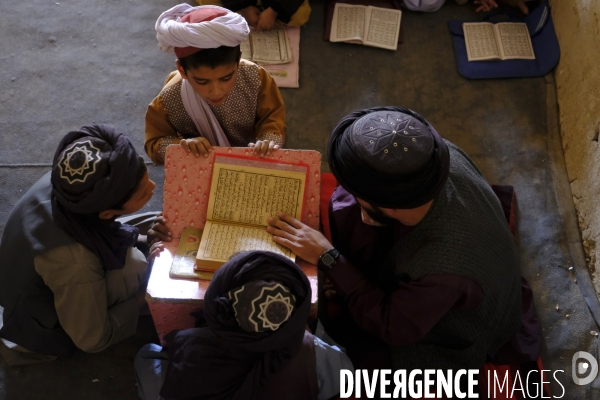 Des garçons et des filles afghans llire le Coran, le livre sacré de l islam, à la madrasa de Kandahar. Afghan boys and girls read Quran, Islam s holy book, at madrasa in Kandahar.