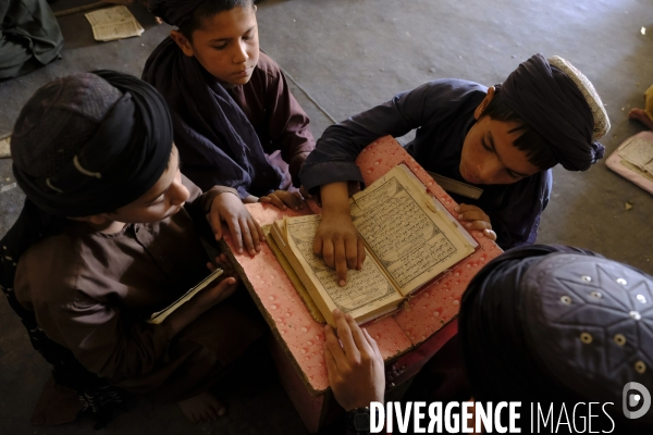 Des garçons et des filles afghans llire le Coran, le livre sacré de l islam, à la madrasa de Kandahar. Afghan boys and girls read Quran, Islam s holy book, at madrasa in Kandahar.