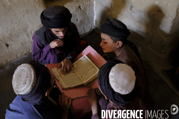 Des garçons et des filles afghans llire le Coran, le livre sacré de l islam, à la madrasa de Kandahar. Afghan boys and girls read Quran, Islam s holy book, at madrasa in Kandahar.