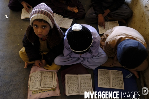 Des garçons et des filles afghans llire le Coran, le livre sacré de l islam, à la madrasa de Kandahar. Afghan boys and girls read Quran, Islam s holy book, at madrasa in Kandahar.