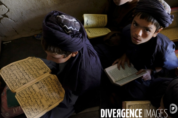 Des garçons et des filles afghans llire le Coran, le livre sacré de l islam, à la madrasa de Kandahar. Afghan boys and girls read Quran, Islam s holy book, at madrasa in Kandahar.