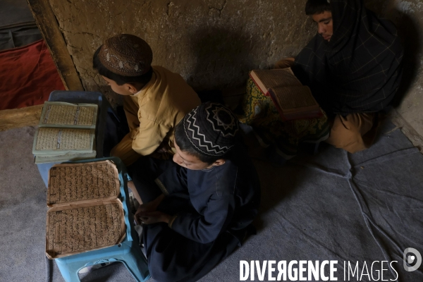 Des garçons et des filles afghans llire le Coran, le livre sacré de l islam, à la madrasa de Kandahar. Afghan boys and girls read Quran, Islam s holy book, at madrasa in Kandahar.