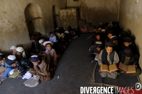 Des garçons et des filles afghans llire le Coran, le livre sacré de l islam, à la madrasa de Kandahar. Afghan boys and girls read Quran, Islam s holy book, at madrasa in Kandahar.