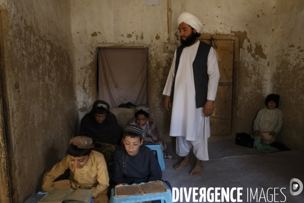 Des garçons et des filles afghans llire le Coran, le livre sacré de l islam, à la madrasa de Kandahar. Afghan boys and girls read Quran, Islam s holy book, at madrasa in Kandahar.