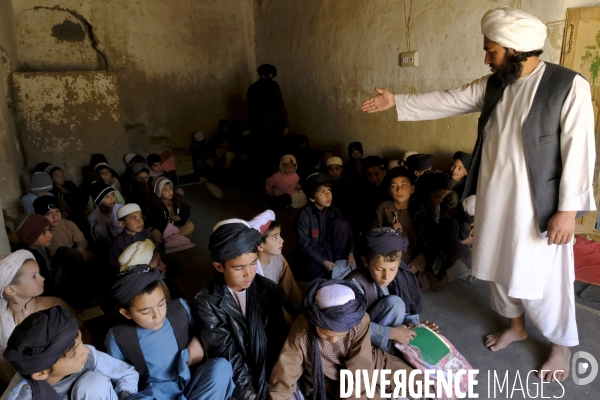 Des garçons et des filles afghans llire le Coran, le livre sacré de l islam, à la madrasa de Kandahar. Afghan boys and girls read Quran, Islam s holy book, at madrasa in Kandahar.