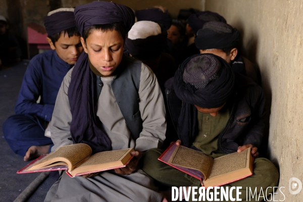 Des garçons et des filles afghans llire le Coran, le livre sacré de l islam, à la madrasa de Kandahar. Afghan boys and girls read Quran, Islam s holy book, at madrasa in Kandahar.