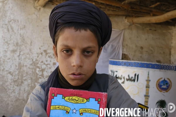 Des garçons et des filles afghans llire le Coran, le livre sacré de l islam, à la madrasa de Kandahar. Afghan boys and girls read Quran, Islam s holy book, at madrasa in Kandahar.