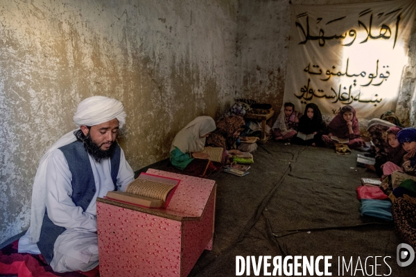 Des garçons et des filles afghans llire le Coran, le livre sacré de l islam, à la madrasa de Kandahar. Afghan boys and girls read Quran, Islam s holy book, at madrasa in Kandahar.