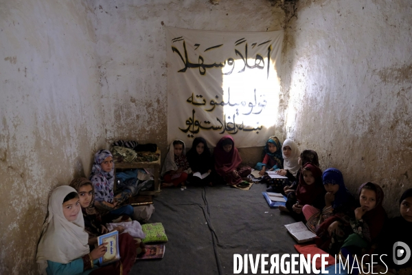 Des garçons et des filles afghans llire le Coran, le livre sacré de l islam, à la madrasa de Kandahar. Afghan boys and girls read Quran, Islam s holy book, at madrasa in Kandahar.