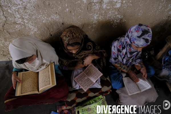 Des garçons et des filles afghans llire le Coran, le livre sacré de l islam, à la madrasa de Kandahar. Afghan boys and girls read Quran, Islam s holy book, at madrasa in Kandahar.