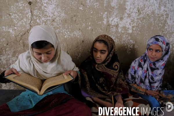 Des garçons et des filles afghans llire le Coran, le livre sacré de l islam, à la madrasa de Kandahar. Afghan boys and girls read Quran, Islam s holy book, at madrasa in Kandahar.