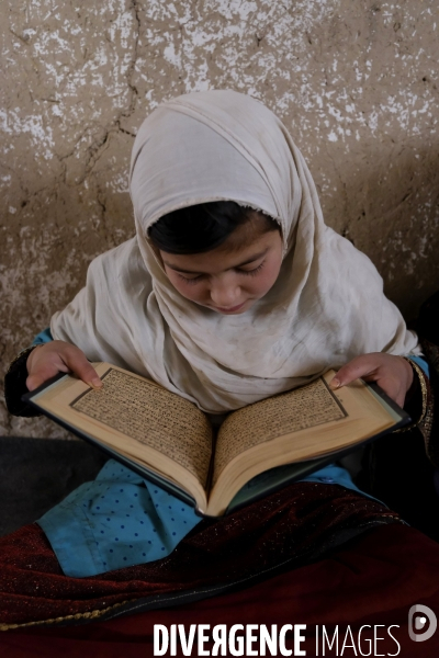 Des garçons et des filles afghans llire le Coran, le livre sacré de l islam, à la madrasa de Kandahar. Afghan boys and girls read Quran, Islam s holy book, at madrasa in Kandahar.