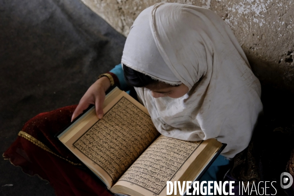 Des garçons et des filles afghans llire le Coran, le livre sacré de l islam, à la madrasa de Kandahar. Afghan boys and girls read Quran, Islam s holy book, at madrasa in Kandahar.