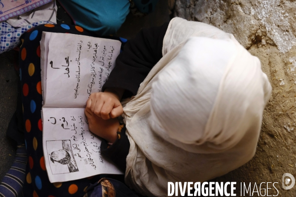 Des garçons et des filles afghans llire le Coran, le livre sacré de l islam, à la madrasa de Kandahar. Afghan boys and girls read Quran, Islam s holy book, at madrasa in Kandahar.