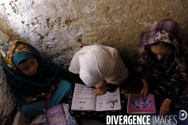 Des garçons et des filles afghans llire le Coran, le livre sacré de l islam, à la madrasa de Kandahar. Afghan boys and girls read Quran, Islam s holy book, at madrasa in Kandahar.