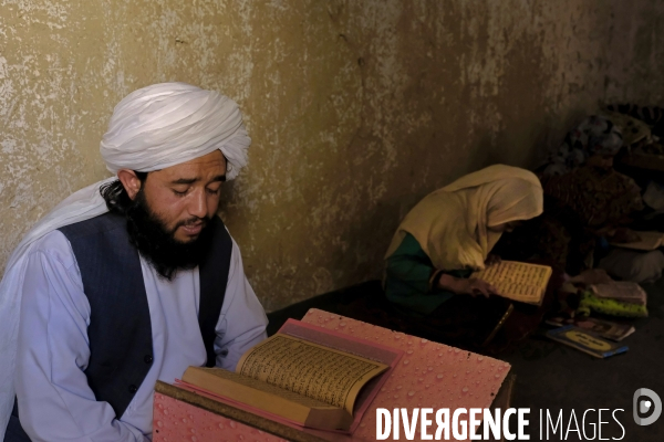 Des garçons et des filles afghans llire le Coran, le livre sacré de l islam, à la madrasa de Kandahar. Afghan boys and girls read Quran, Islam s holy book, at madrasa in Kandahar.