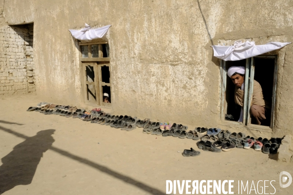 Des garçons et des filles afghans llire le Coran, le livre sacré de l islam, à la madrasa de Kandahar. Afghan boys and girls read Quran, Islam s holy book, at madrasa in Kandahar.