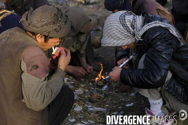 Centaines de toxicomanes afghans fume de l héroïne à Kaboul.  Hundreds of Afghan drug addicts smoke heroin Kabul.