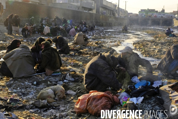 Centaines de toxicomanes afghans fume de l héroïne à Kaboul.  Hundreds of Afghan drug addicts smoke heroin Kabul.