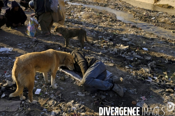 Centaines de toxicomanes afghans fume de l héroïne à Kaboul.  Hundreds of Afghan drug addicts smoke heroin Kabul.