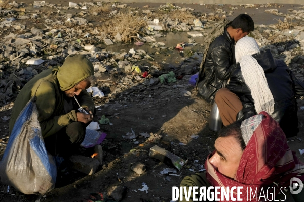 Centaines de toxicomanes afghans fume de l héroïne à Kaboul.  Hundreds of Afghan drug addicts smoke heroin Kabul.