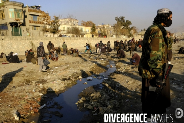 Centaines de toxicomanes afghans fume de l héroïne à Kaboul.  Hundreds of Afghan drug addicts smoke heroin Kabul.