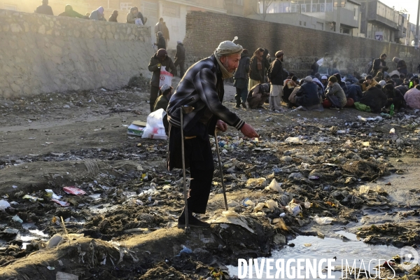 Centaines de toxicomanes afghans fume de l héroïne à Kaboul.  Hundreds of Afghan drug addicts smoke heroin Kabul.