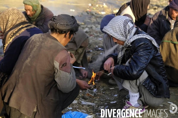 Centaines de toxicomanes afghans fume de l héroïne à Kaboul.  Hundreds of Afghan drug addicts smoke heroin Kabul.