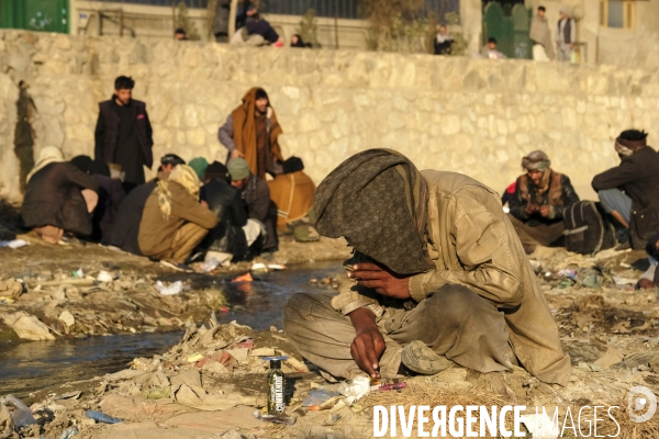 Centaines de toxicomanes afghans fume de l héroïne à Kaboul.  Hundreds of Afghan drug addicts smoke heroin Kabul.