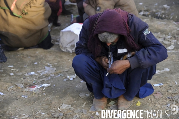 Centaines de toxicomanes afghans fume de l héroïne à Kaboul.  Hundreds of Afghan drug addicts smoke heroin Kabul.