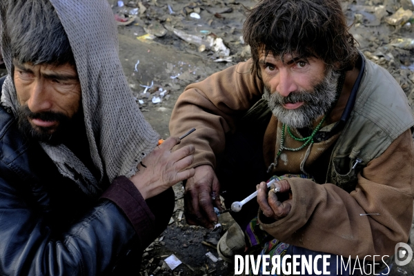 Centaines de toxicomanes afghans fume de l héroïne à Kaboul.  Hundreds of Afghan drug addicts smoke heroin Kabul.