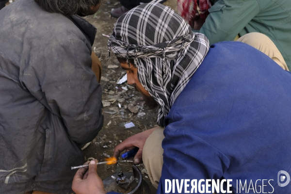 Centaines de toxicomanes afghans fume de l héroïne à Kaboul.  Hundreds of Afghan drug addicts smoke heroin Kabul.