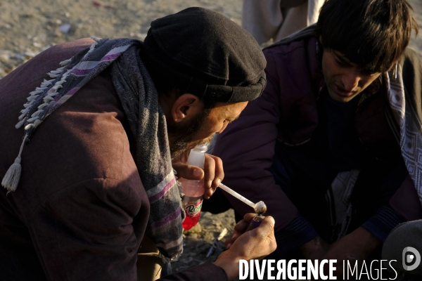 Centaines de toxicomanes afghans fume de l héroïne à Kaboul.  Hundreds of Afghan drug addicts smoke heroin Kabul.