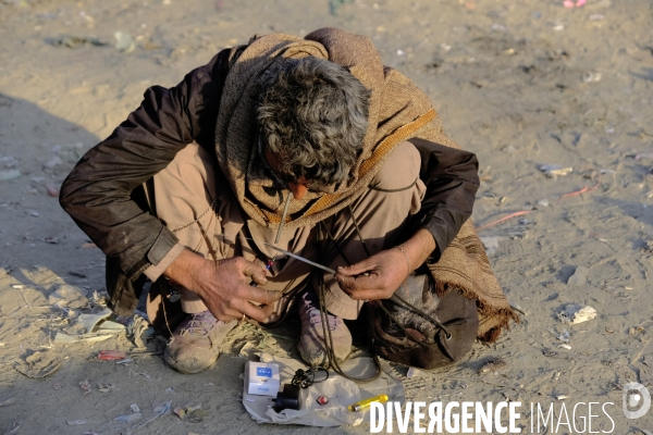 Centaines de toxicomanes afghans fume de l héroïne à Kaboul.  Hundreds of Afghan drug addicts smoke heroin Kabul.