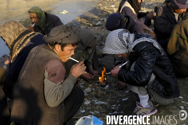 Centaines de toxicomanes afghans fume de l héroïne à Kaboul.  Hundreds of Afghan drug addicts smoke heroin Kabul.