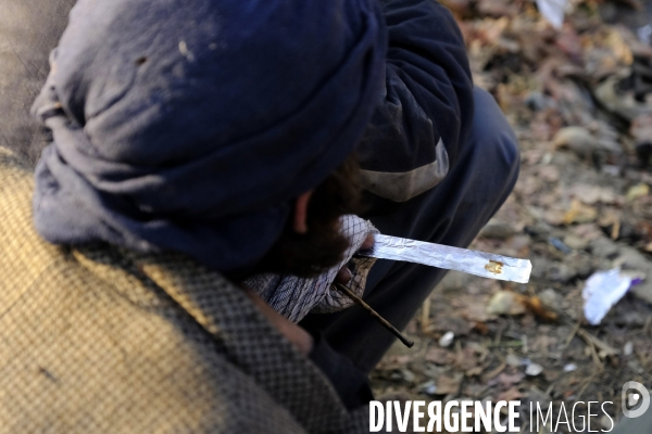 Centaines de toxicomanes afghans fume de l héroïne à Kaboul.  Hundreds of Afghan drug addicts smoke heroin Kabul.