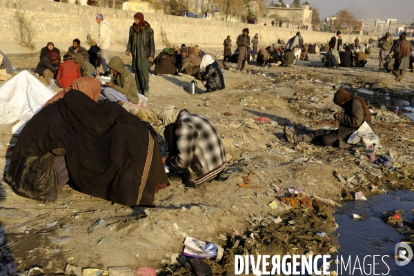 Centaines de toxicomanes afghans fume de l héroïne à Kaboul.  Hundreds of Afghan drug addicts smoke heroin Kabul.