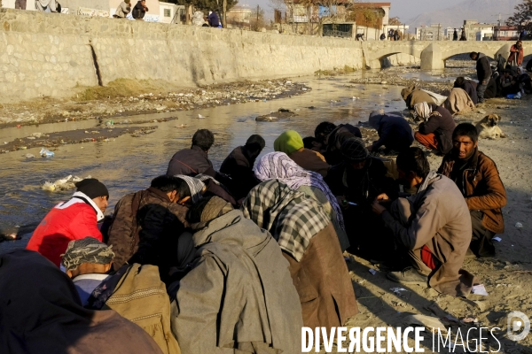 Centaines de toxicomanes afghans fume de l héroïne à Kaboul.  Hundreds of Afghan drug addicts smoke heroin Kabul.