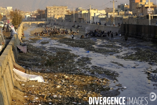 Centaines de toxicomanes afghans fume de l héroïne à Kaboul.  Hundreds of Afghan drug addicts smoke heroin Kabul.