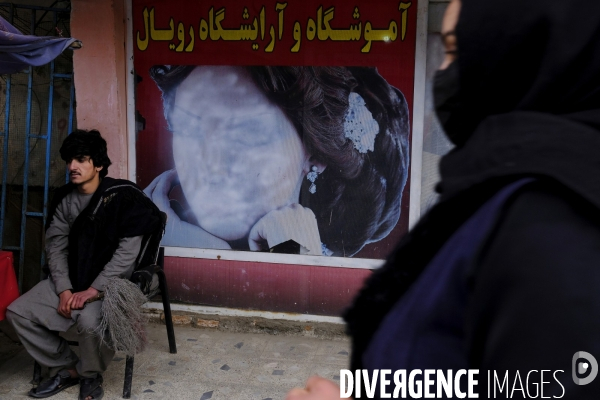 Images de femmes dégradées dans un salon de beauté à Kaboul. Images of women defaced at beauty salon Kabul.