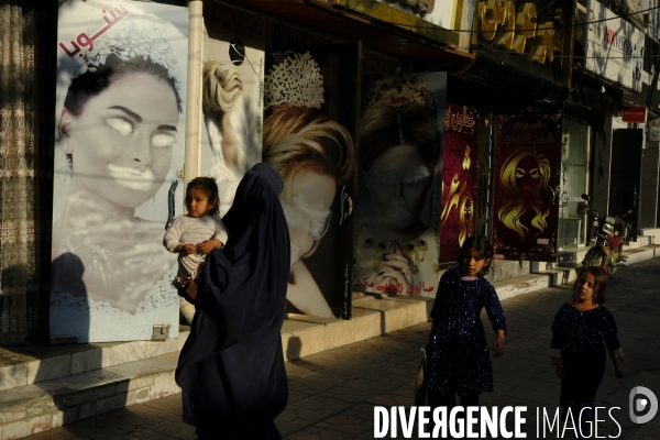 Images de femmes dégradées dans un salon de beauté à Kaboul. Images of women defaced at beauty salon Kabul.